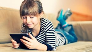 Jeune fille et sa tablette